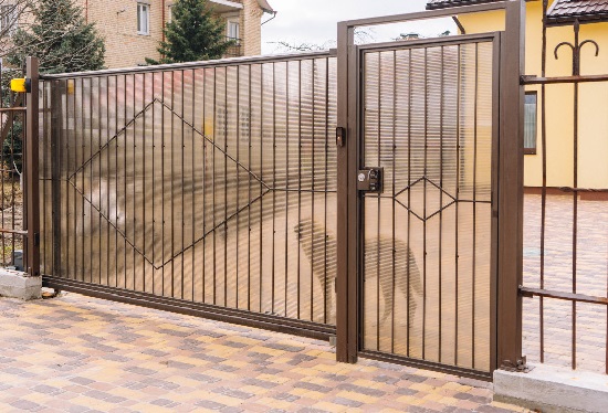 Купить ворота из профлиста с элементами ковки, с металлическими столбами в рамке или под дерево в Киржаче от 152835 руб